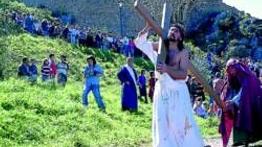200 vecinos escenifican la pasión de Jesús junto al Castillo de Luna, por decimosegundo año