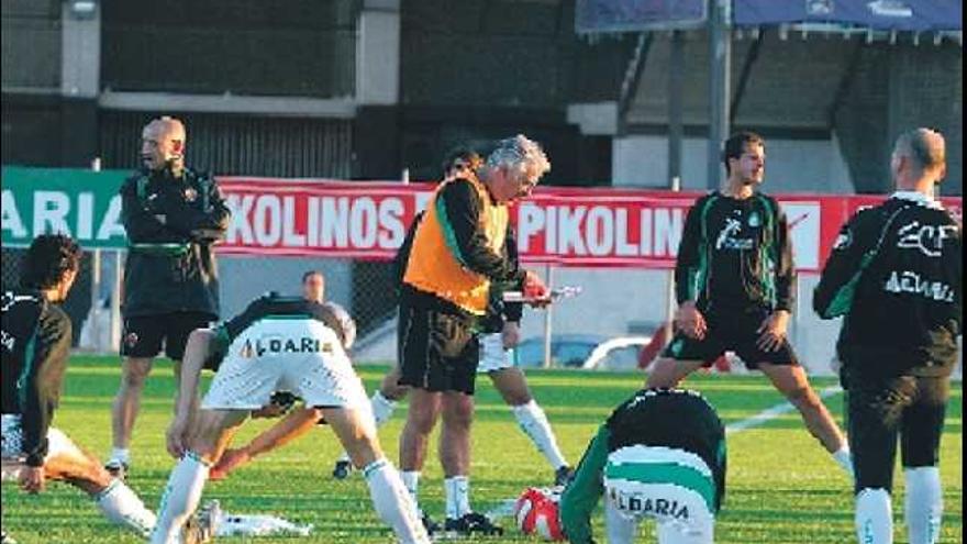 David Vidal 

dando instrucciones a sus jugadores en el campo anexo al Martínez Valero