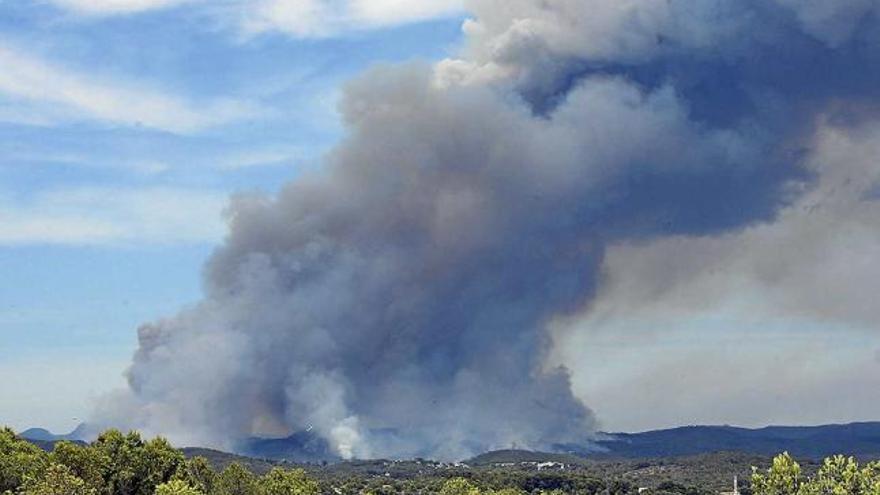 Tres incendissimultanis provoquen l&#039;alerta a Catalunya