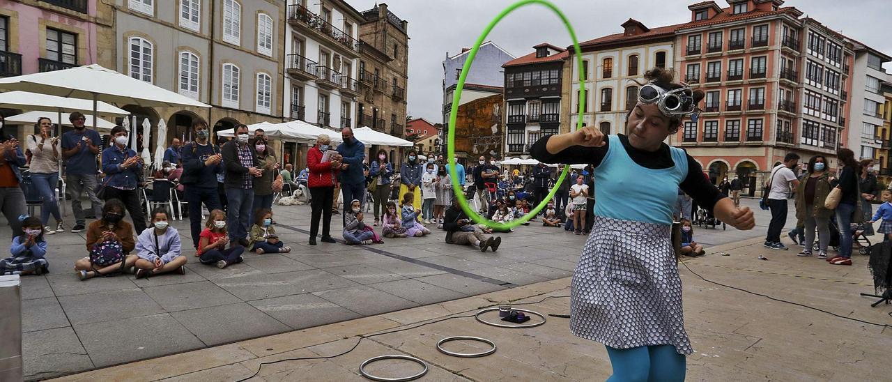 Una artista circense actuando en El Parche. |  Ricardo Solís