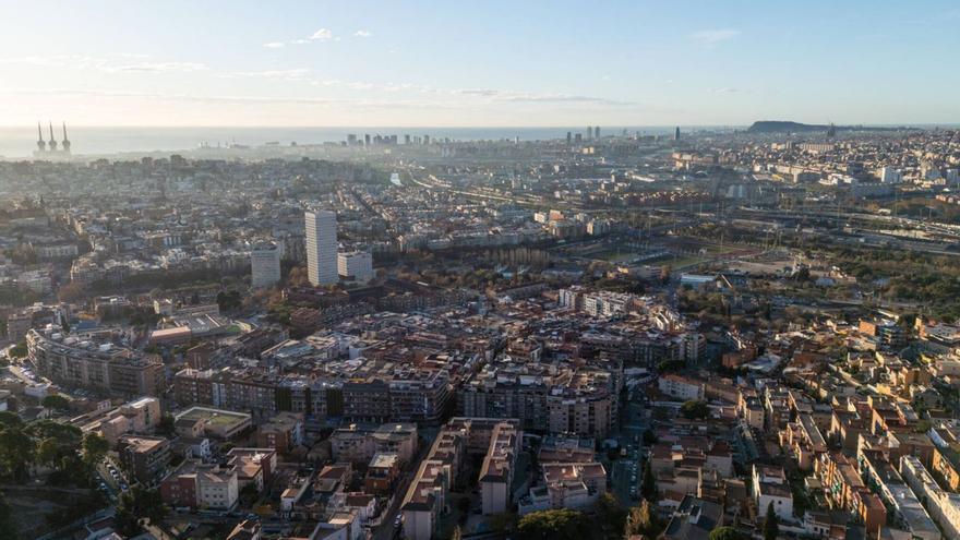 Vista parcial de Santa Coloma de Gramenet i al fons, Sant Adrià i Barcelona. | ZOWY VOETEN