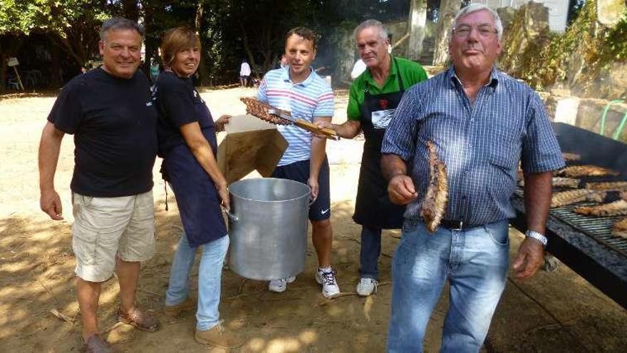 Vecinos de Mera y Maianca, en una fiesta en Nós.