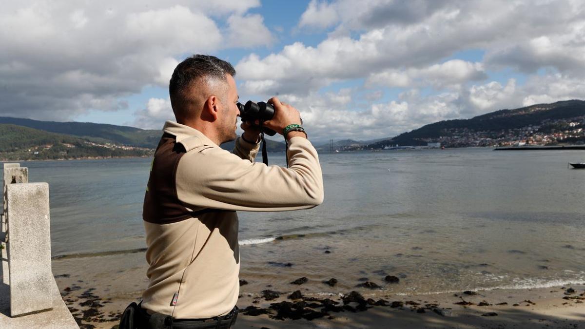 Un vigilante de seguridad privada custodia una de las playas del litoral gallego.