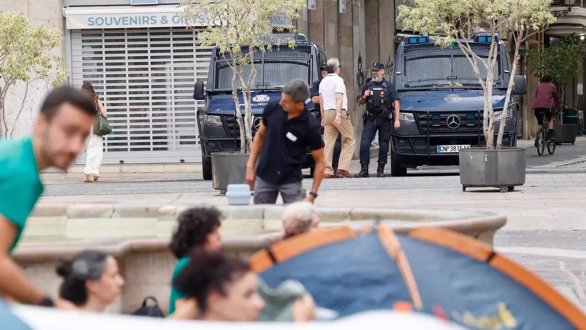 Amanece sobre la acampada con la visita -sin intervención- de la Policía en València