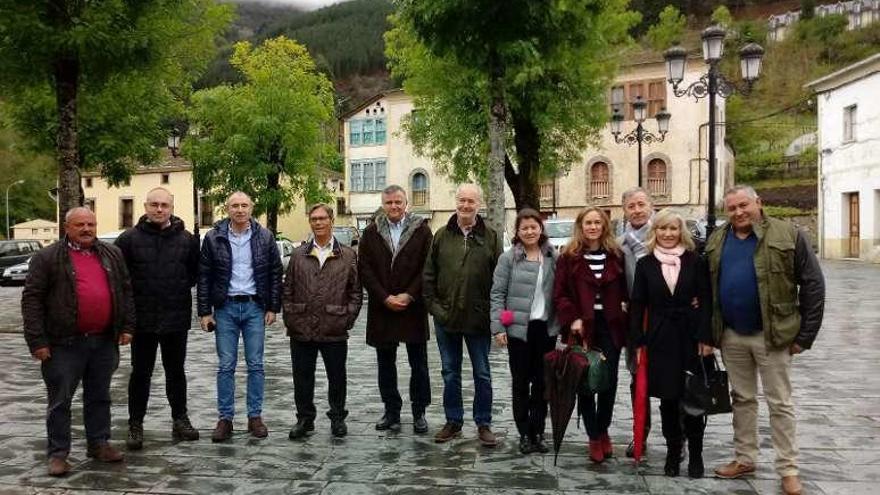 Participantes, ayer, en el homenaje a RNE en Ibias.