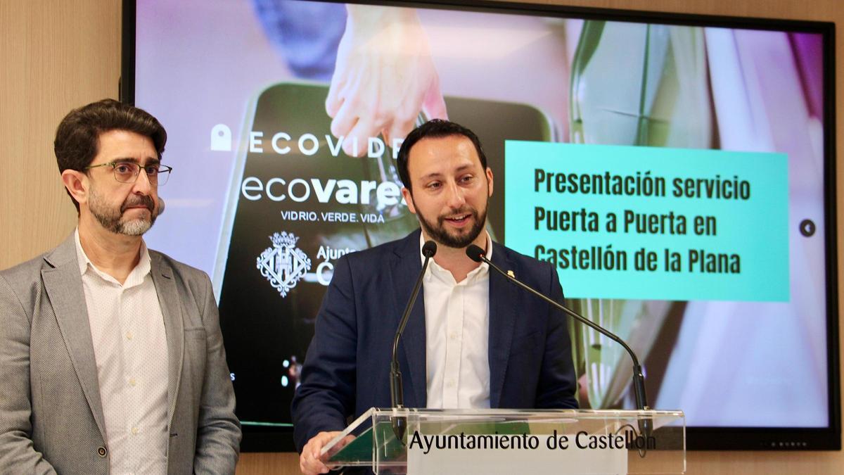 El gerente de Ecovidrio Comunitat Valenciana y Murcia, Manuel Sala, y el concejal de Servicios Públicos, Sergio Toledo, presentaron el nuevo servicio ‘puerta a puerta’ para los establecimientos de hostelería.