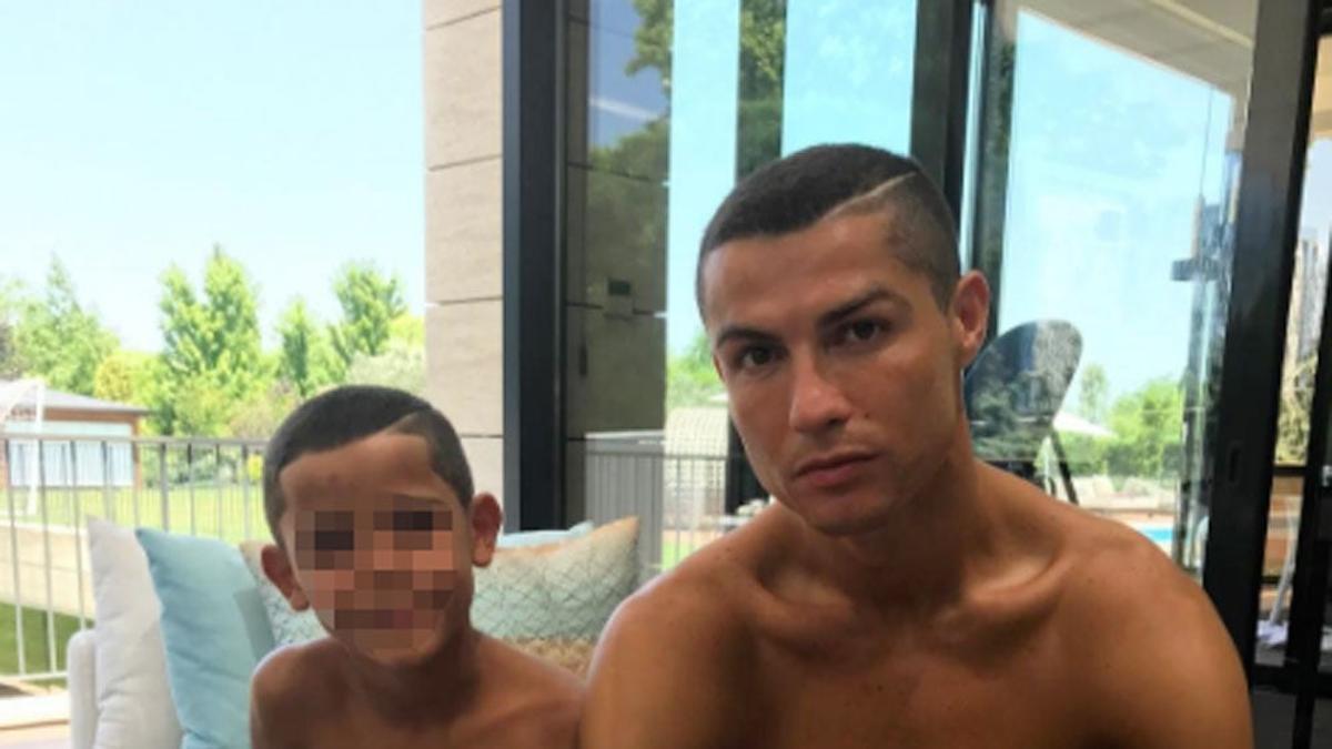 Cristiano Ronaldo y Cristiano Jr. con mismo corte de pelo