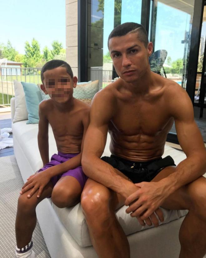 Cristiano Ronaldo y Cristiano Jr. con mismo corte de pelo