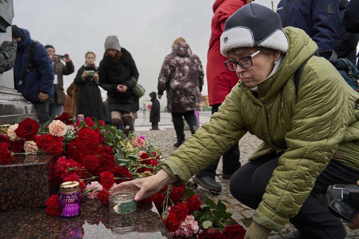 Estandartes a media asta y crespones negros, Rusia celebra un día de luto nacional.