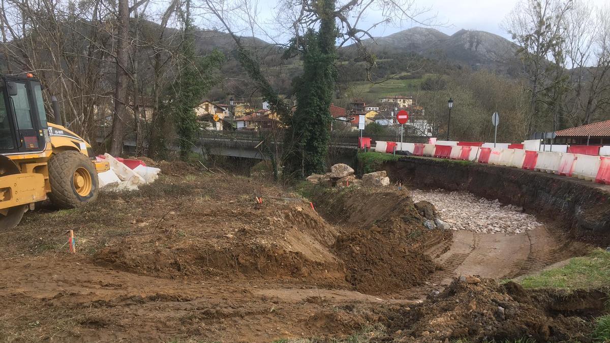 Obras de mejora de la rotonda de Vega los Caseros (Parres), en la N-625.