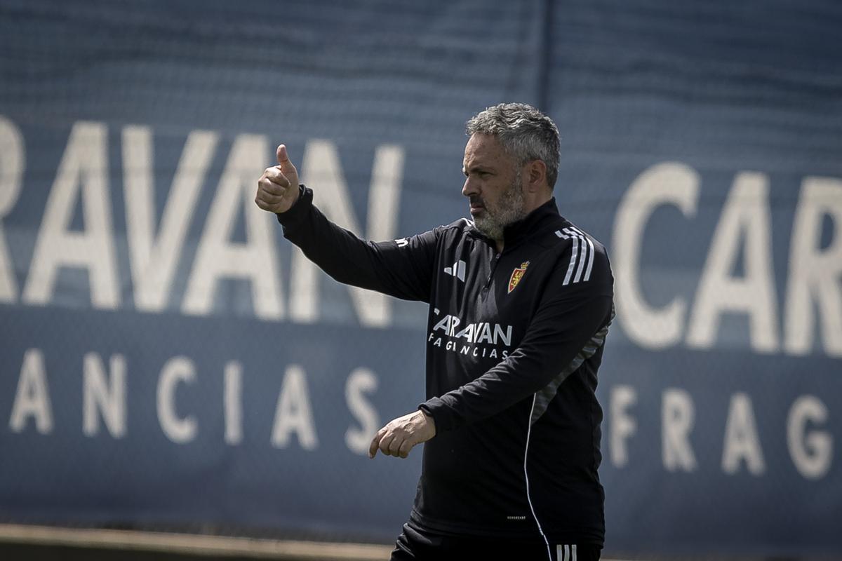 David Navarro hace un gesto de aprobación durante un entrenamiento.