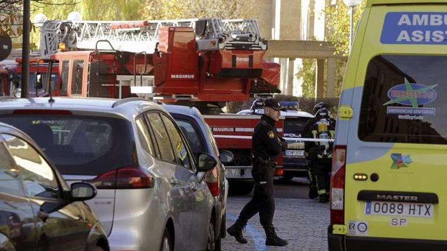 Efectivos sanitarios, Bomberos y Policía, ante la guardería. // Efe