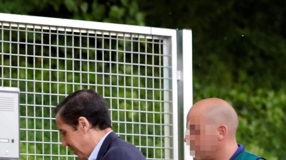 Zaplana llega a la Comandancia de la Guardia Civil en Tres Cantos, Madrid, al día siguiente de ser detenido.