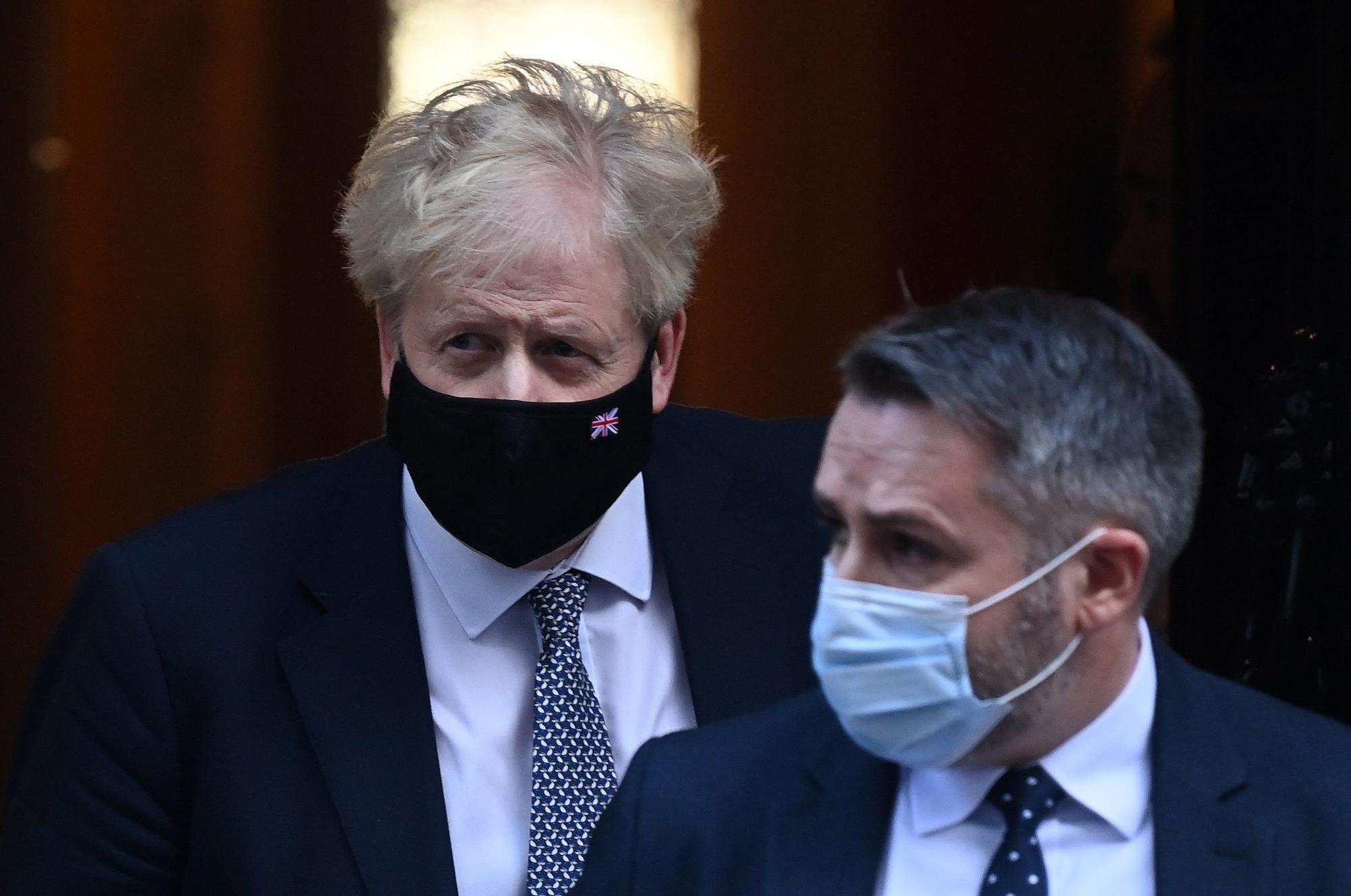 El primer ministro británico, Boris Johnson, sale del número 10 de Downing Street