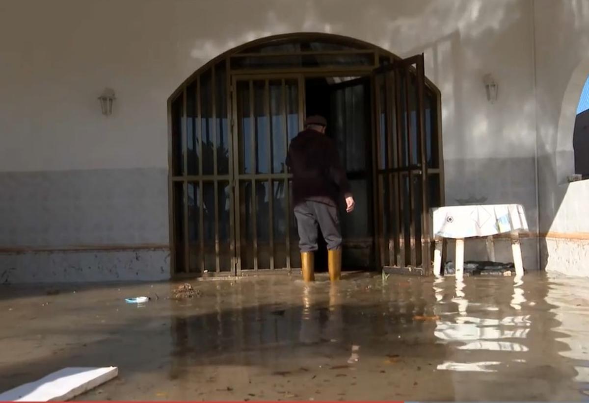 Un vecino de la zona de primera línea de playa de Moncofa con su vivienda anegada.
