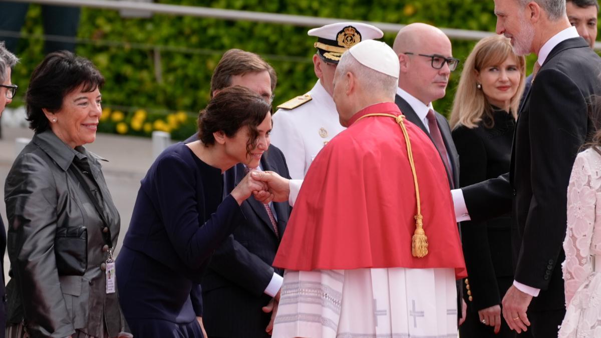 Isabel Díaz Ayuso saluda al papa León XIV a su llegada al Aeropuerto Adolfo Suárez Madrid-Barajas.