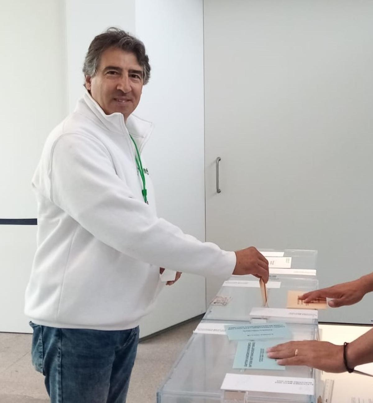 Toni Villalonga al depositar ayer su voto.