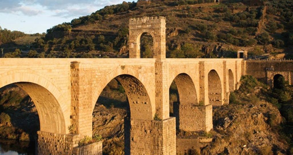 "Tiene seis ojos el puente, que descansan en cinco pilares erguidos sobre las aguas profundas, osc