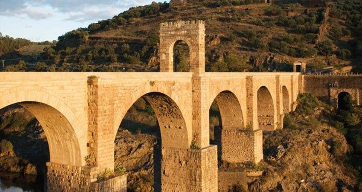 "Tiene seis ojos el puente, que descansan en cinco pilares erguidos sobre las aguas profundas, osc