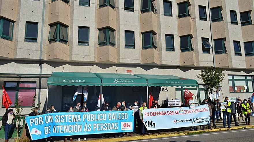 Protesta de la CIG ante la residencia de Salvaterra
