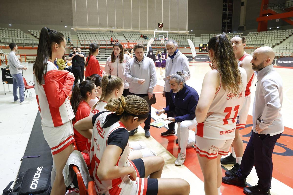 Emilio Mauro da instrucciones durante un tiempo muerto del Siroko Gijón Basketball ante el TGN.