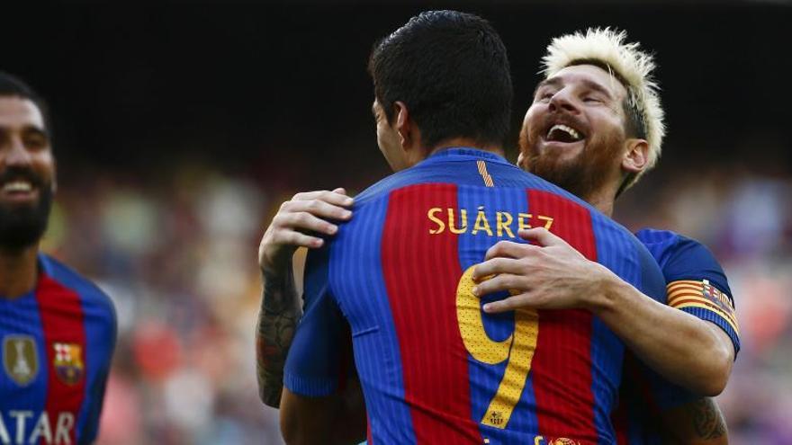 Suárez i Messi s&#039;abracen celebrant el cinquè gol pels blaugrana