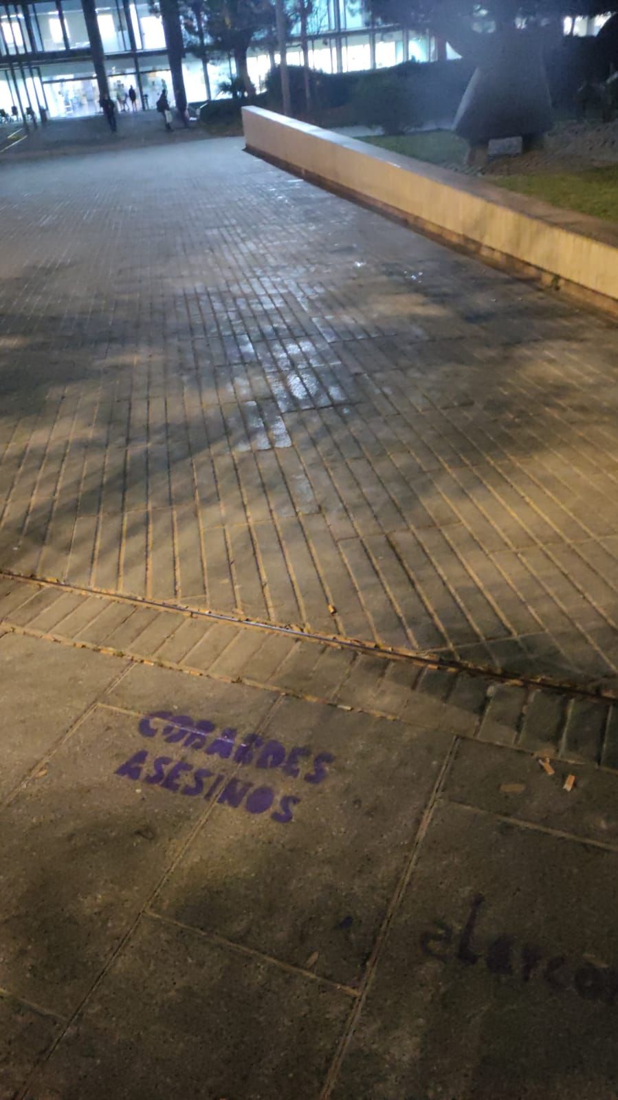 Pintada a la entrada del Hospital Provincial de Castelló.