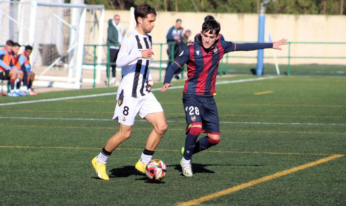 Mauro Costa y Álvaro Moreno en una acción del partido disputado este domingo en el Marquina.