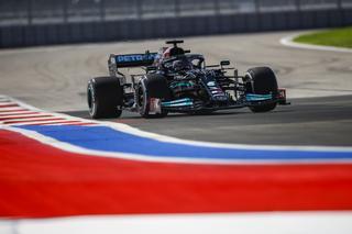 Mercedes domina y Verstappen opta por cambiar el motor y salir desde el final de la parrilla