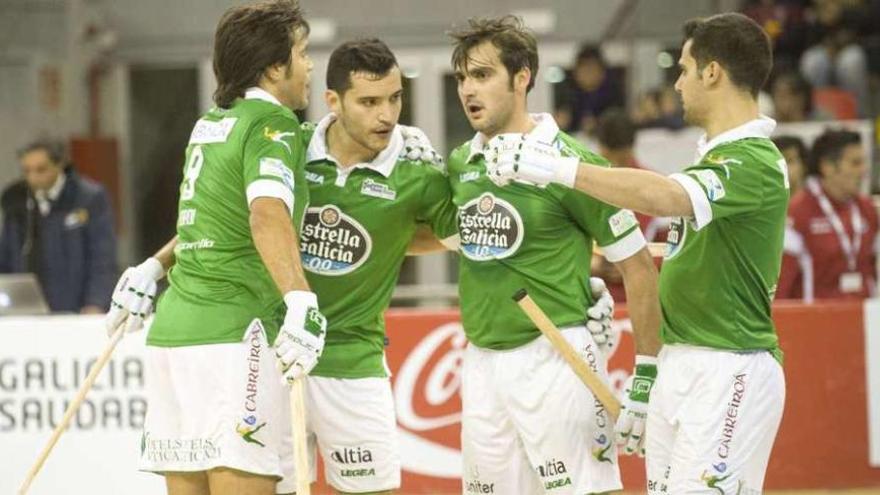 Jordi Bargalló, su hermano Pau, Josep Lamas y Oriol Vives celebran un gol del Liceo ante el Oliveirense.