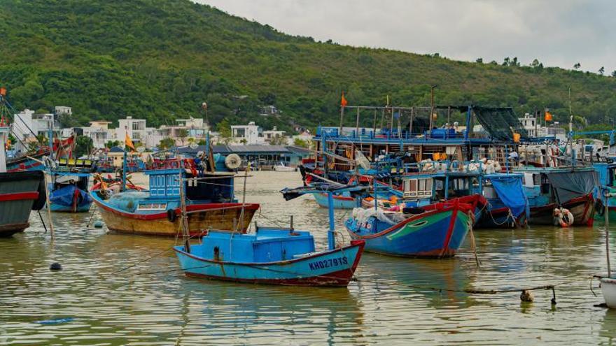 Barcos de pesca amarrados en un puerto de Vietnam. | PIXABAY