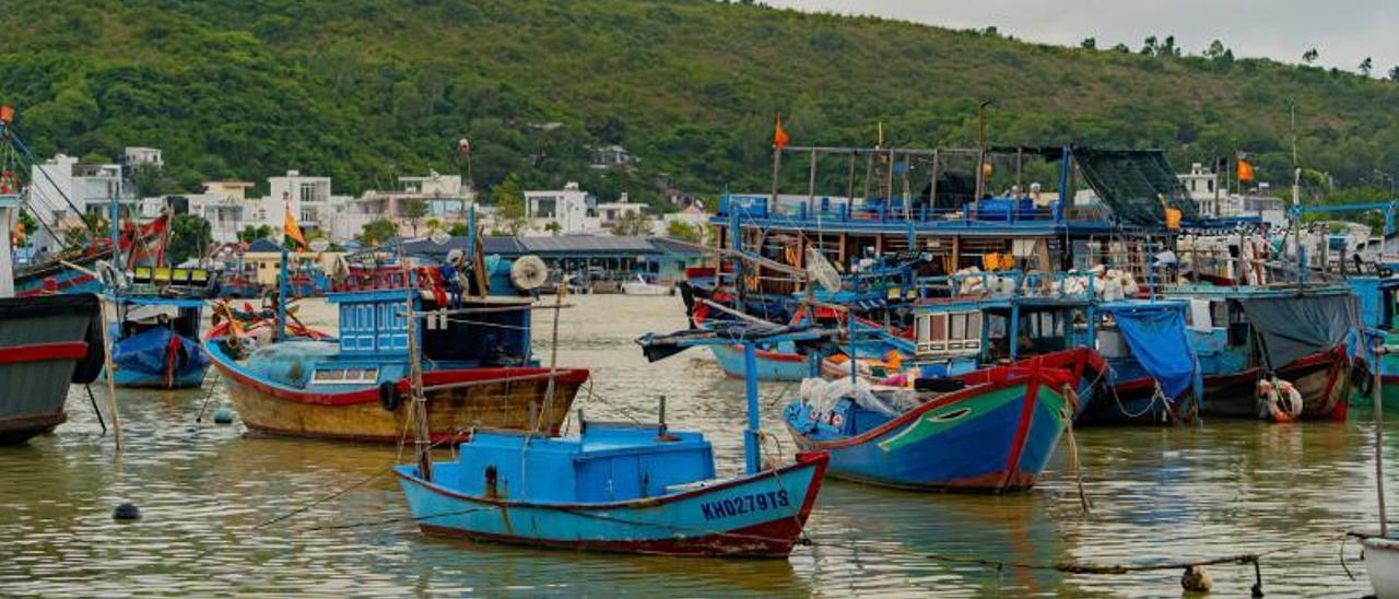 Barcos de pesca amarrados en un puerto de Vietnam. | PIXABAY