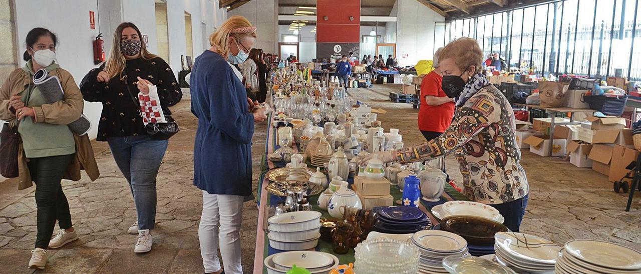 El mercadillo benéfico de la Protectora ofrece todo tipo de artículos. |   // NOÉ PARGA