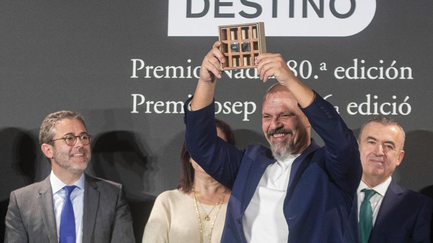 César Pérez Gellida recibe el 6 de enero el Premio Nadal de Novela, en su 80 edición, por su novela “Bajo tierra seca”. Justo a su espalda, el escritor e integrante del jurado Lorenzo Silva.