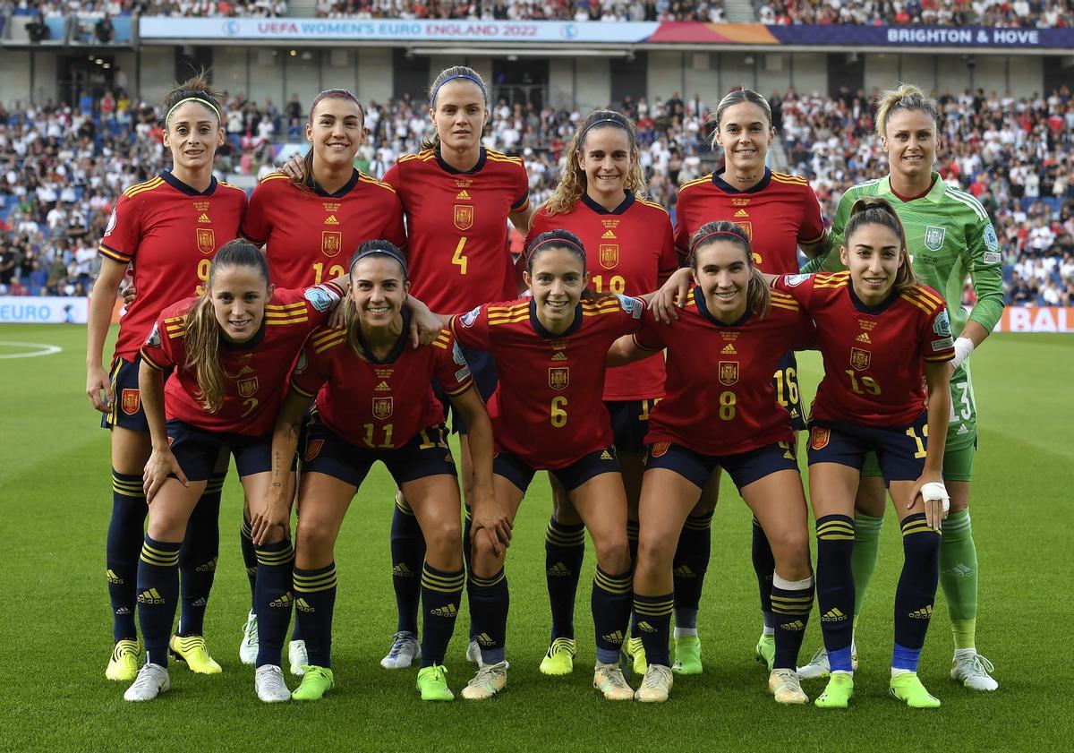 Las jugadoras de España posan para la foto del equipo antes del partido de cuartos de final de la Eurocopa Femenina de la UEFA 2022 entre Inglaterra y España en Brighton, Gran Bretaña, el 20 de julio de 2022. (España, Reino Unido) EFE/EPA/Vince Mignott