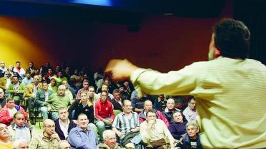 Uno de los cazadores expone sus argumentos ante el auditorio.