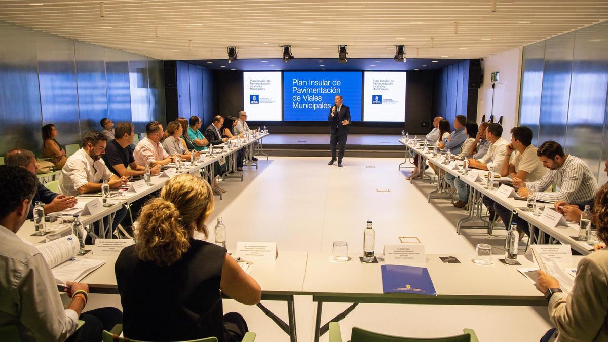 Augusto Hidalgo presentando el nuevo Plan Insular de Pavimentación de Viales Municipales del Cabildo de Gran Canaria