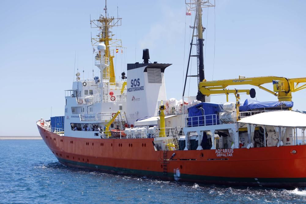 El 'Aquarius' abandona València para seguir con su labor humanitaria