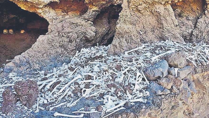 Los restos de huesos amontonados en el acceso a la cueva.