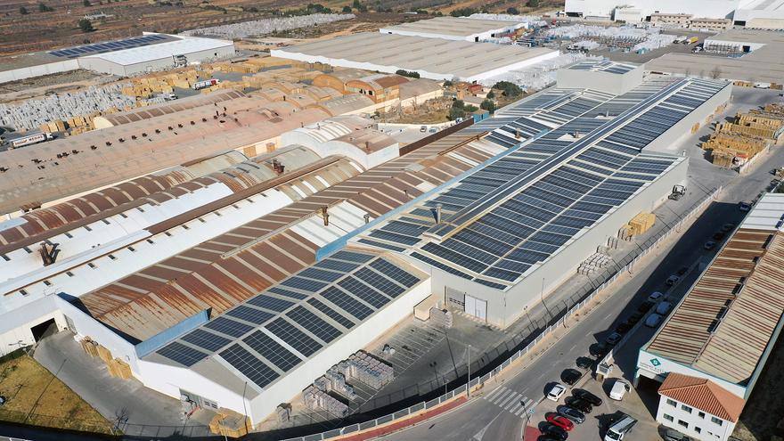 Las empresas de Castellón combaten la subida del precio de la luz con el autoconsumo