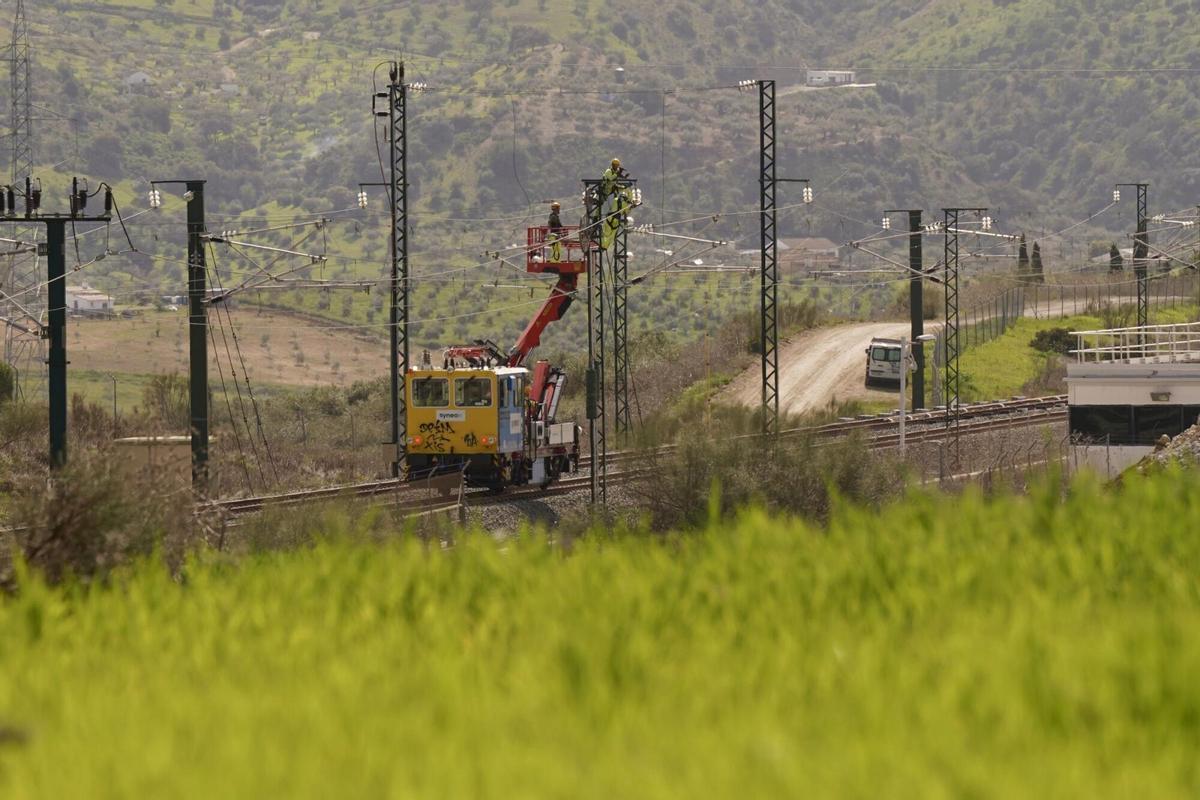 Trabajos de emergencias en el entorno del talud caído en la vía en Álora