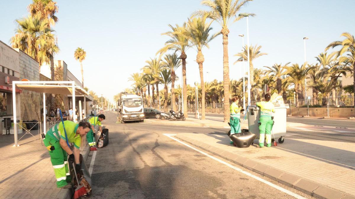 Labores en el entorno de la Barraca Popular de las Fiestas de Agosto en Elche