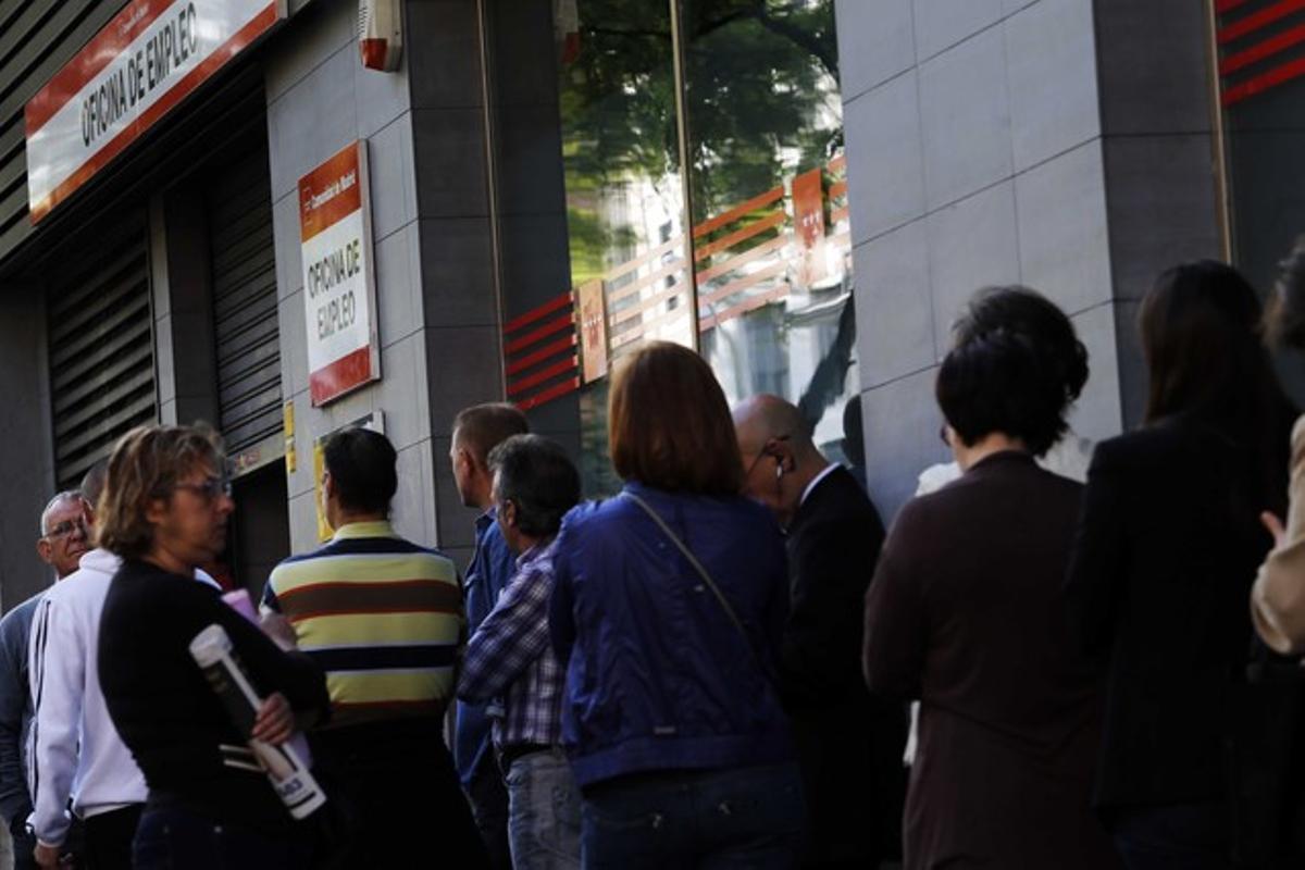 Un grup de ciutadans esperen davant una oficina d’ocupació a Madrid, el maig passat. Un grup de ciutadans esperen davant una oficina d’ocupació a Madrid, el maig passat.