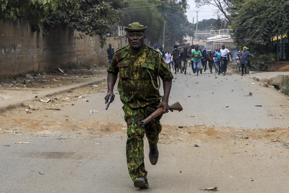 Simpatizantes de la coalición opositora Azimio durante nuevas protestas en Nairobi, Kenia.