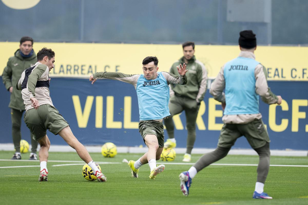 Santi Comesaña y Alberto Moleiro, presumibles titulares en el Deportivo Alavés-Villarreal CF de Mendizorroza.