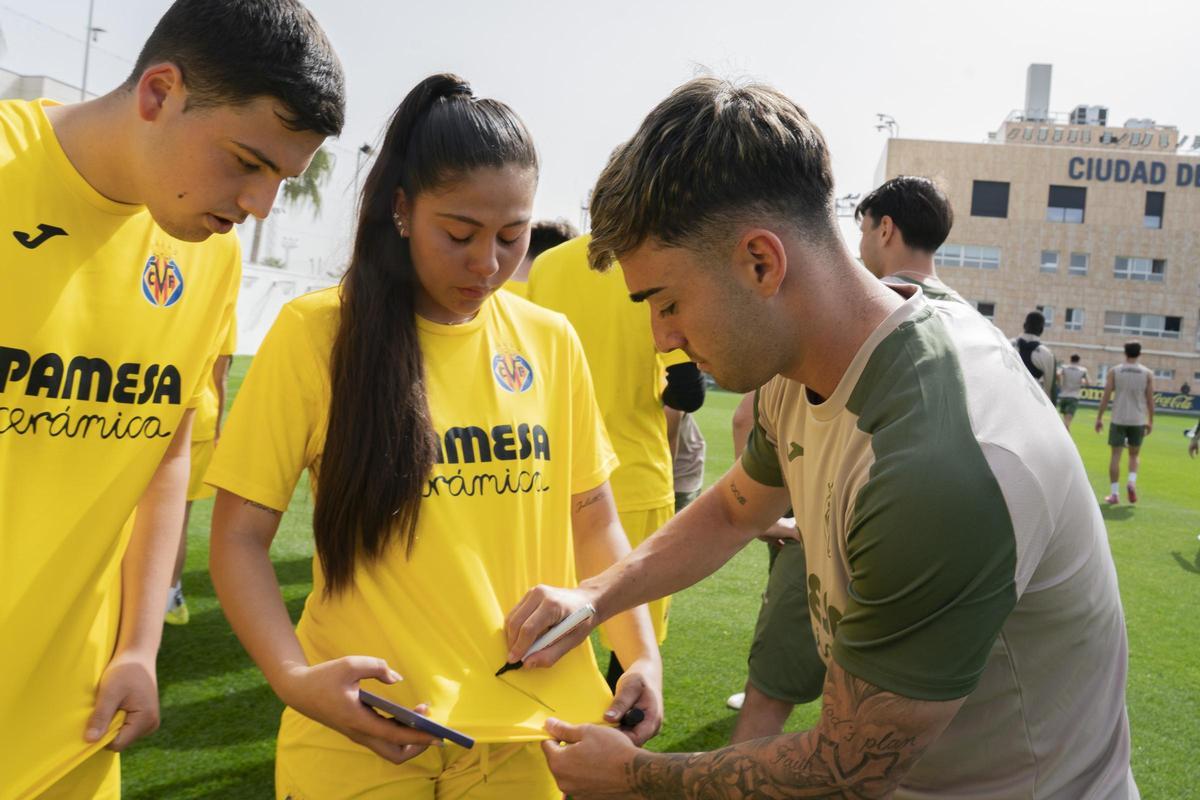 La plantilla del Villarreal CF visitó el Campus de Pascua 2026 en la Ciudad Deportiva Llaneza, Alberto Moleiro en la imagen.
