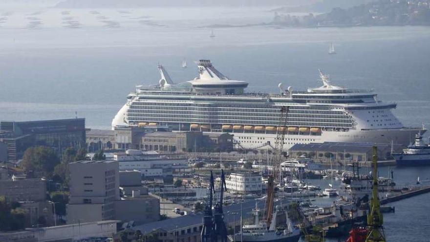 El último megacrucero de la temporada  |  Vigo recibió ayer al Navigator of the Seas.