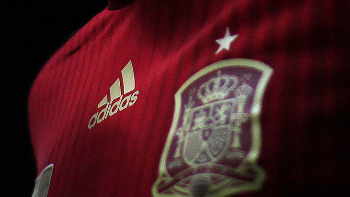 La estrella de campeona del mundo sobre el escudo de España, en la camiseta de 'la Roja'
