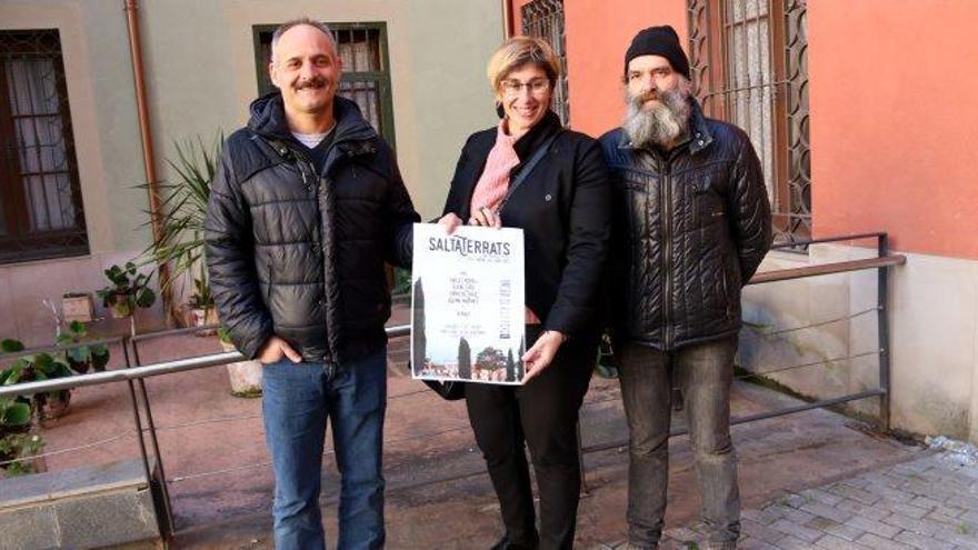 Adam Majó, Anna Crespo i Xavier Giol, ahir a la plaça Serarols de Manresa en la presentació del Saltaterrats