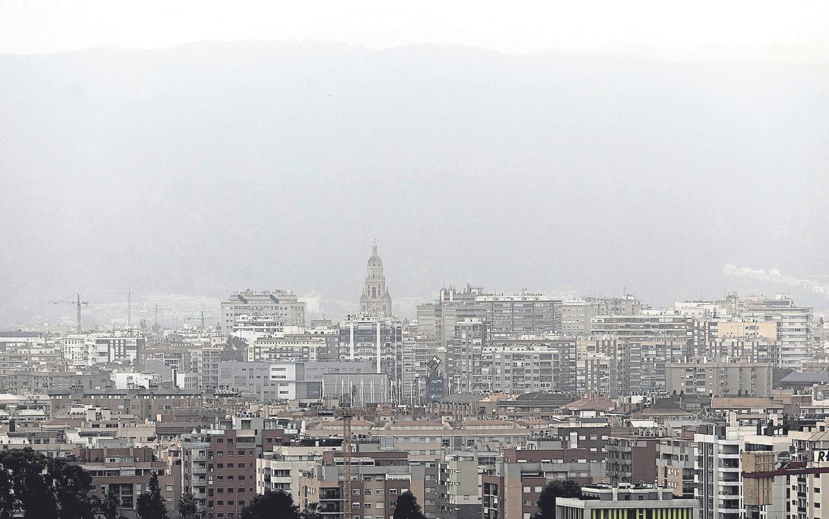 Contaminación atmosférica sobre la ciudad de Murcia.